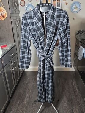 Merona Black & Gray Plaid Plush Robe